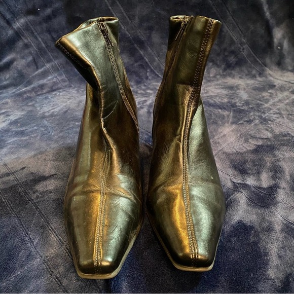 Liz Claiborne Flex Black Lucent Pointed Toe Ankle Boots - Picture 2 of 7